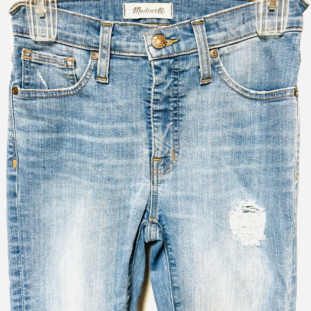Madewell distressed skinny jeans
Size 25